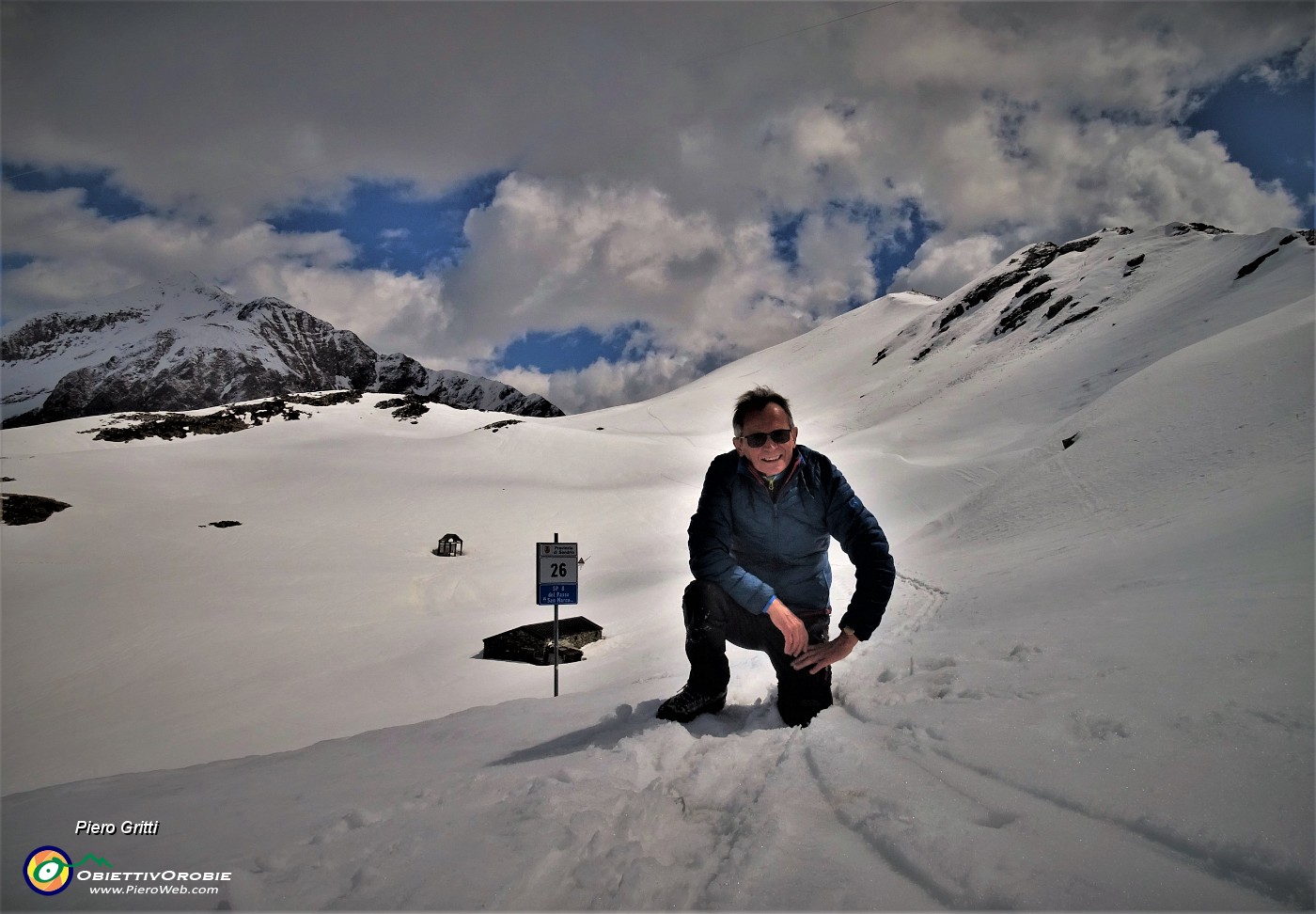 05 In quota  sui versanti nord la neve permane, qui siamo al Passo S. Marco.JPG